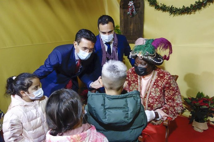 El alcalde de Granada, Francisco Cuenca, y el subdirector del periódico Ideal, Quico Chirino, junto a los niños que han visitado al Cartero Real.