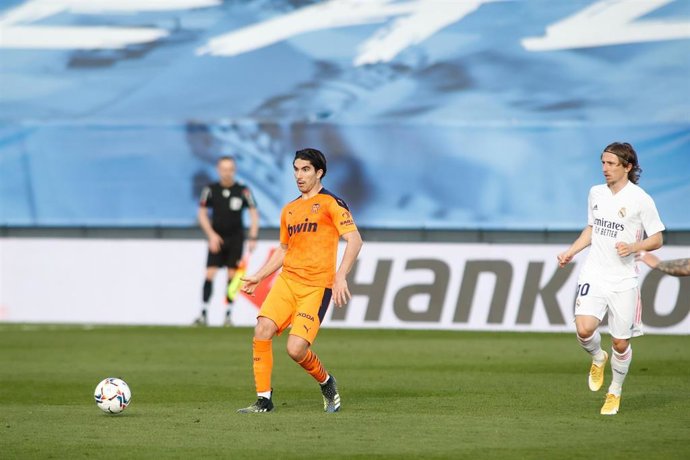 Archivo - Carlos Soler y Luka Modric durante el Real Madrid-Valencia de LaLiga Santander 2020-2021