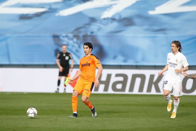 Archivo - Carlos Soler of Valencia in action during the spanish league, La Liga, football match played between Real Madrid and Valencia CF at Ciudad Deportiva Real Madrid on february 14, 2021, in Valdebebas, Madrid, Spain.