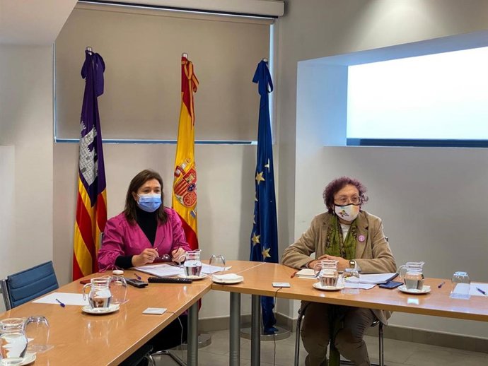 La consellera de Presidencia, Función Pública e Igualdad, Mercedes Garrido, y la directora del IbDona, Maria Duran.