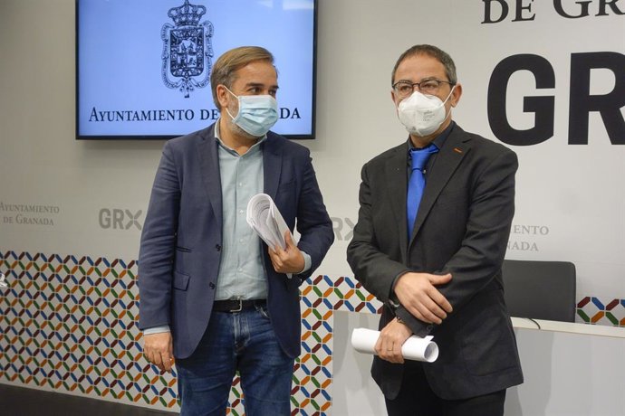 El concejal de Urbanismo y Obra Pública de Granada, Miguel Ángel Fernández Madrid, en el transcurso de la comparecencia de prensa ofrecida junto al portavoz del equipo de gobierno, Jacobo Calvo.