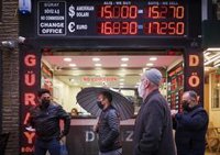 El desplome de la lira fuerza una nueva intervención del Banco Central de Turquía
