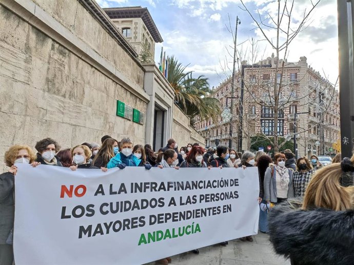 Concentración de las patronales de la dependencia ante la sede de la Junta en Granada