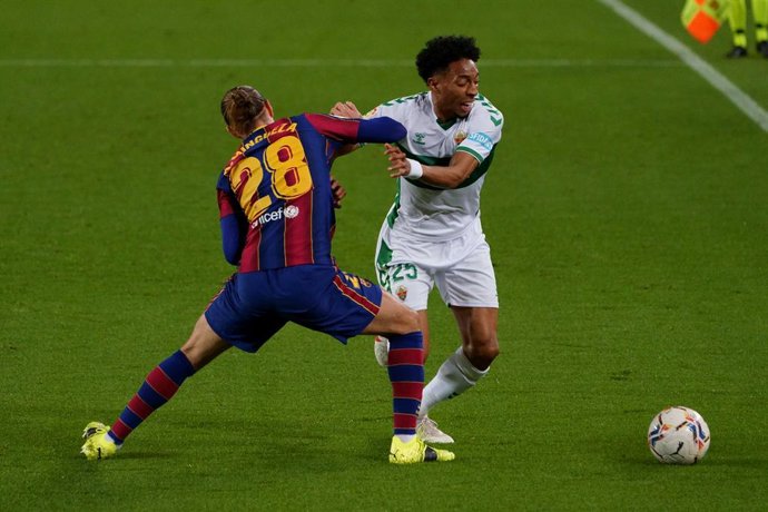 Archivo - 24 February 2021, Spain, Barcelona: Elche's Johan Mojica (R) and Barcelona's Oscar Mingueza battle for the ball during the Spanish Primera Division soccer match between FC Barcelona and Elche CF at Camp Nou. Photo: Joma Garcia/DAX via ZUMA Wir