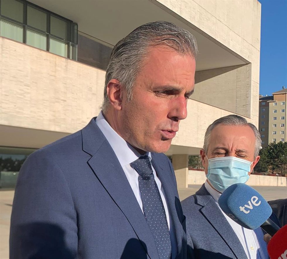 El secretario general de Vox, Javier Ortega Smith, ante la sede de las Cortes de Castilla y León.