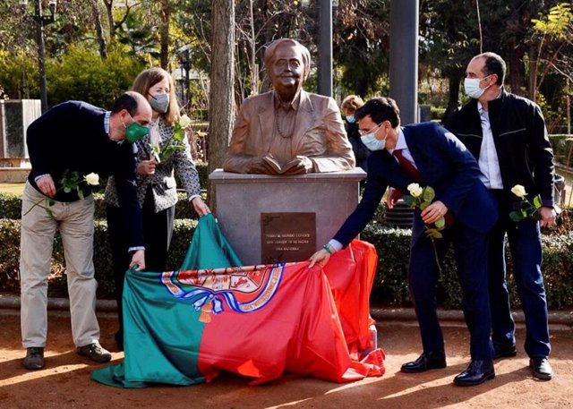 Inauguración de una escultura en homenaje a Mariluz Escribano