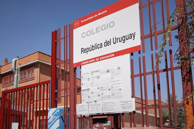 Archivo - Puerta de entrada del CEIP República Uruguay.