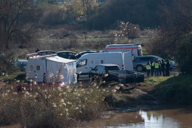 Varios agentes trabajan en el dispositivo donde han hallado un cuerpo en Badajoz.