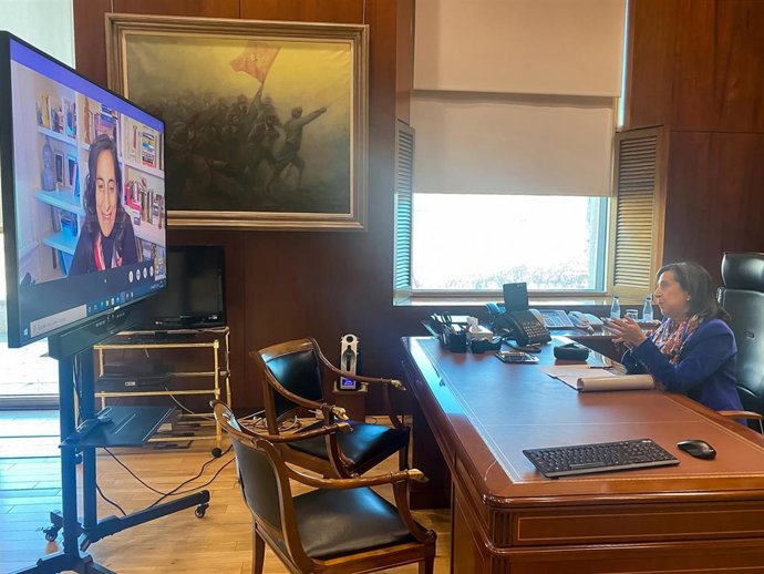 La ministra de Defensa, Margarita Robles, mantiene una videoconferencia con su homóloga de Canadá, Anita Anand