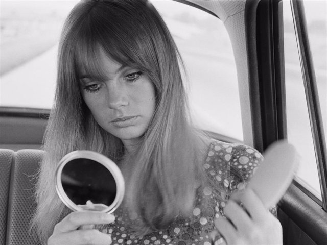 Archivo - English model Jean Shrimpton spruces herself up in the back of a car, 12th July 1966.