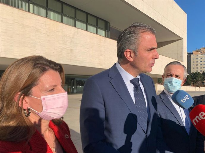 La procuradora de Vox en las Cortes de Castilla y León, Fátima Pinacho; junto al secretario general de la formación, Javier Ortega Smith; y el diputado nacional por Valladolid, Pablo Sáez.