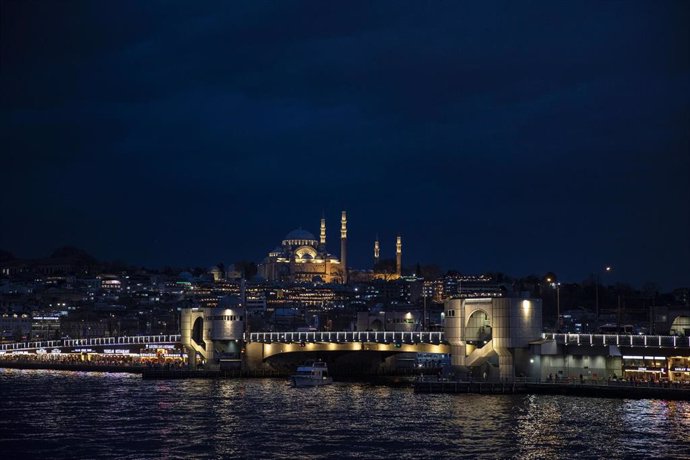 10 December 2021, Turkey, Istanbul: A general view of the Galata Bridge and the Suleymaniye Mosque. Photo: Onur Dogman/SOPA Images via ZUMA Press Wire/dpa