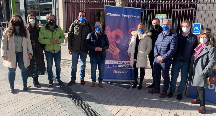 Domínguez (c), en la recogida de firmas.