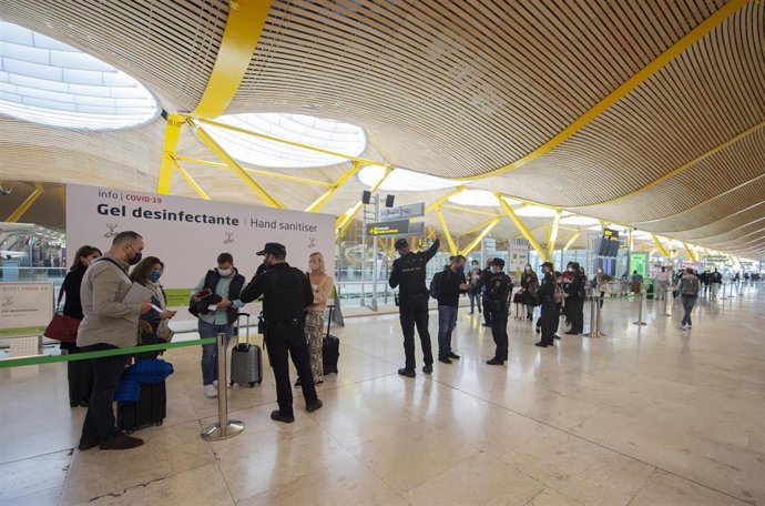 Archivo - Agentes de la Policía Nacional en un dispositivo de control en el aeropuerto de Madrid-Barajas