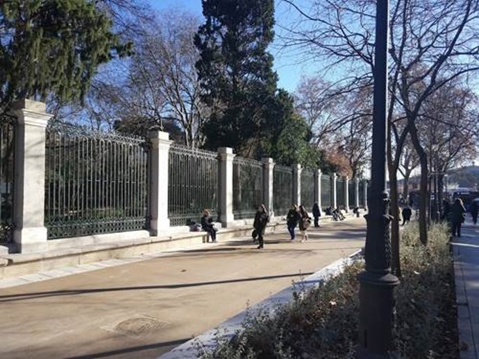 Imagen del Paseo del Prado ya restaurado por completo y abierto al público y la verja recuperada en primer término
