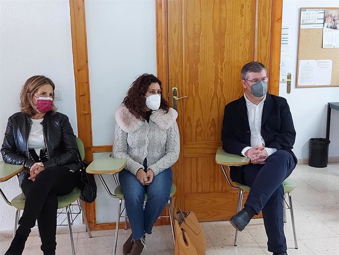 La consejera de Empleo del Cabildo de Tenerife, Carmen Luz Baso (c), en una reunión del programa 'Barrios por el Empleo'