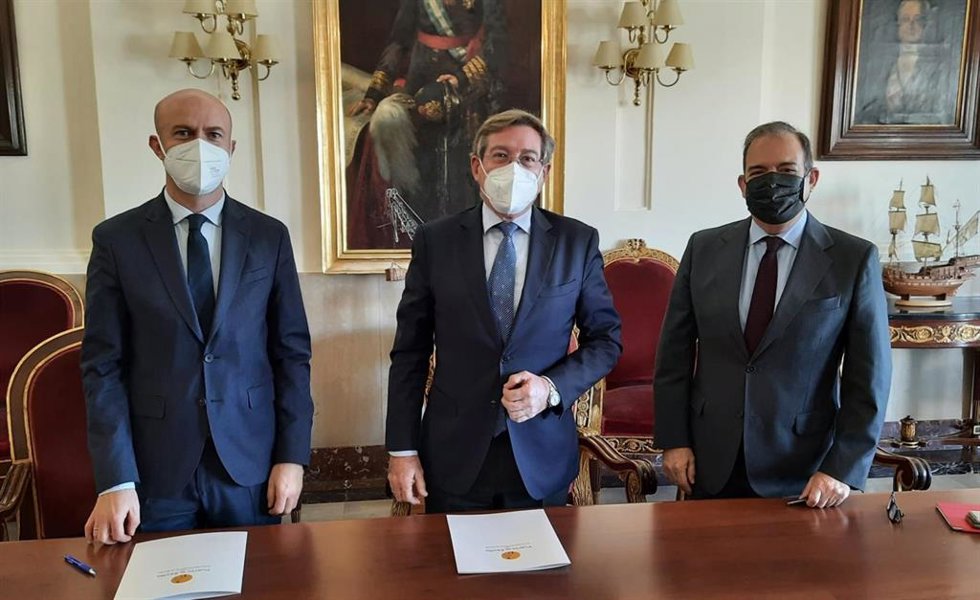De izquierda a derecha, el director de Suelo de la empresa Metrovacesa, Miguel Díaz; el presidente del Puerto de Sevilla, Rafael Carmona, y el director territorial de Metrovacesa para Andalucía Occidental, Antonio Gil.