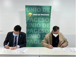 El conseller Roger Torrent y el coordinador nacional de UP, Joan Caball.