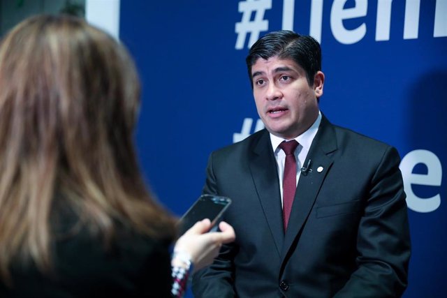 Archivo - El presidente de la República de Costa Rica, Carlos Alvarado Quesada, atiende a los medios de comunicación durante la Conferencia de Naciones Unidas sobre el Cambio Climático (COP25), en Madrid (España), a 2 de diciembre de 2019.