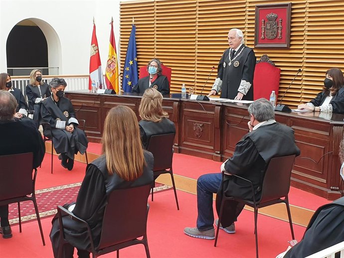 Entrega de la medalla de la Cruz Distinguida de Primera Clase de la Orden de San Raimundo de Peñafort al presidente de la Audiencia Provincial de Burgos, Mauricio Muñoz.