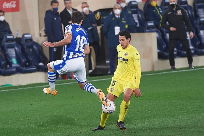 Archivo - Daniel Parejo of Villarreal CF and Mikel Oyarzabal of Real Sociedad during the La Liga Santander mach between Villarreal and Real Sociedad at Estadio de la Ceramica on 30 January, 2021 in Vila-real, Spain