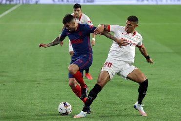 Archivo - Ángel Correa y Diego Carlos pelean por un balón en el Sevilla-Atlético de la temporada pasada