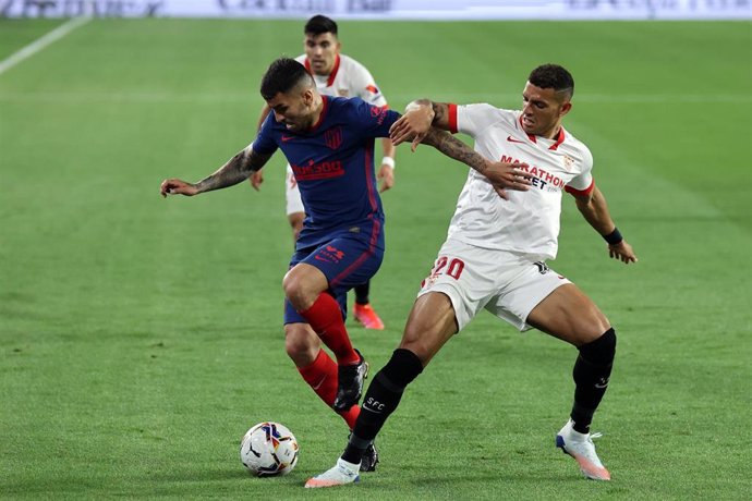 Archivo - Ángel Correa y Diego Carlos pelean por un balón en el Sevilla-Atlético de la temporada pasada