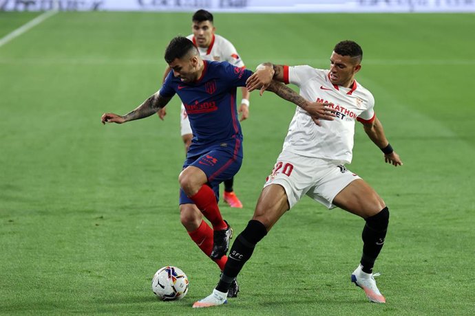 Archivo - 04 April 2021, Spain, Sevilla: Atletico Madrid's Angel Correa (L) and Sevilla's Diego Carlos battle for the ball during the Spanish Primera Division soccer match between Sevilla FC and Atletico Madrid at Ramon Sanchez-Pizjuan Stadium. Photo: J