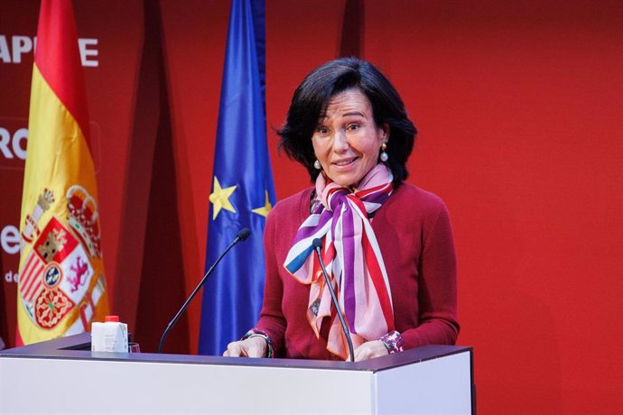 La presidenta de Banco Santander, Ana Botín, interviene en el acto de entrega del XVIII Premio Nacional Joven Empresario, en el Auditorio Banco Santander, a 15 de diciembre de 2021, en Madrid, (España).