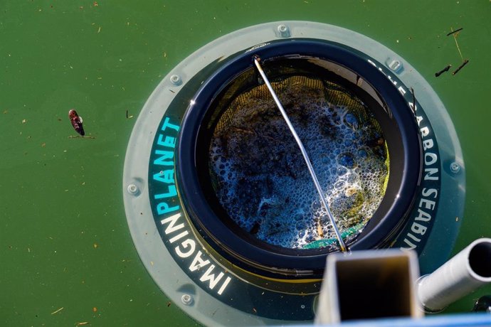 Dispositivo de recogida de residuos en el mar