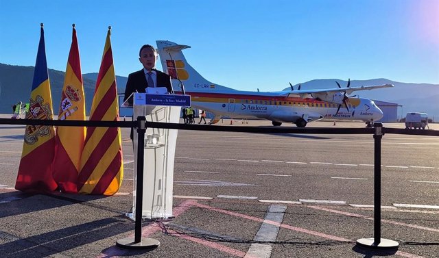El cap de govern, Xavier Espot, durant el seu discurs a l'Aeroport d'Andorra-la Seu procedent de Barajas-Madrid