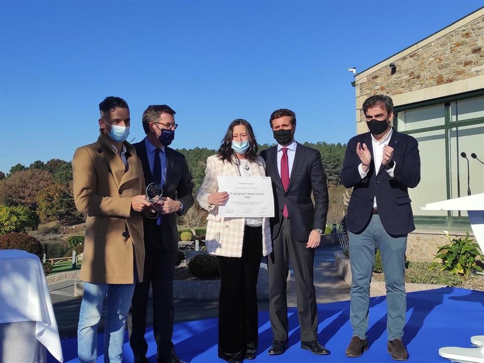 La esposa y el hijo del exalcalde de Neda, José Ignacio Cabezón, fallecido el 8 de diciembre, en un homenaje presidido por los presidentes del PP provincial de A Coruña, Diego Calvo; del PPdeG, Alberto Núñez Feijóo; y del PP nacional, Pablo Casado.