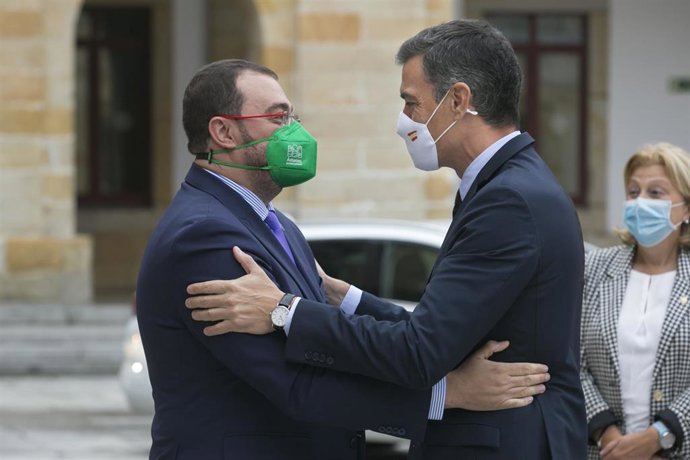 Archivo - El presidente del Principado de Asturias, Adrián Barbón (i) y el presidente del Gobierno, Pedro Sánchez (d), a su llegada a la presentación de la Ley de Formación Profesional en el Centro Integrado de FP La Laboral, a 9 de septiembre de 2021, 