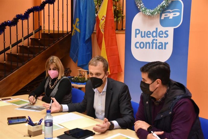 Pablo Álvarez Piré, en el centro