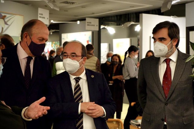 El vicepresidente del Círculo Ecuestre, Enrique Lacalle, junto al ministro de Cultura y Deporte del Gobierno, Miquel Iceta, y el presidente de la entidad, Antonio Delgado.