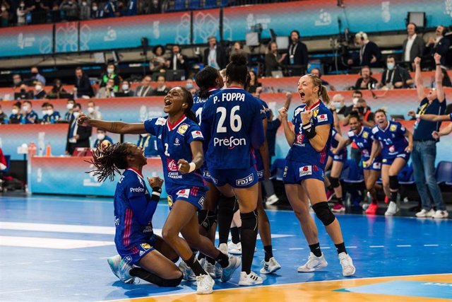 Players of France celebrate the victory during the 25th IHF Women's World Championship 2021 Semi - Final match between France and Denmark at Palau d'Esports de Granollers on December 17, 2021 in Granollers, Barcelona, Spain.