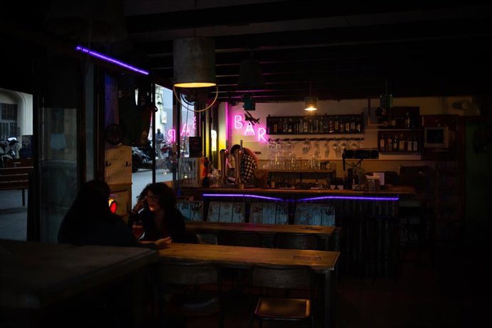 Archivo - Interior de un bar de una calle céntrica de Barcelona, a 14 de octubre de 2021, en Barcelona, Catalunya (España).