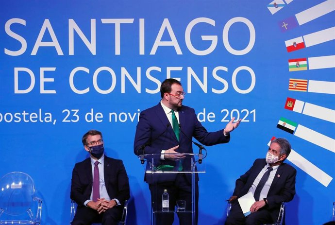 Adrián Barbón ante Feijóo y Revilla.