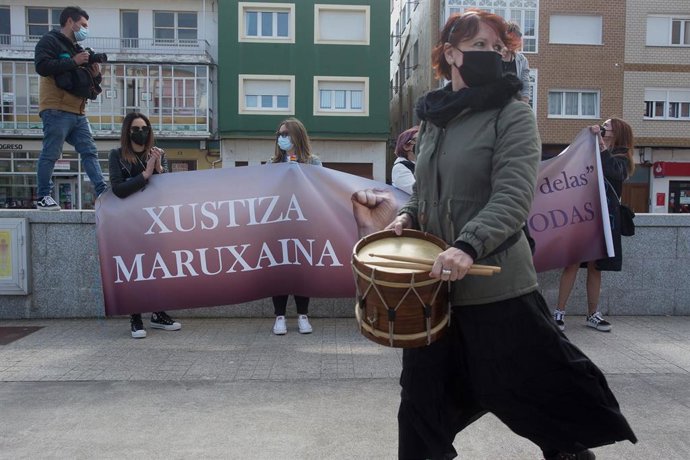 Archivo - Varias mujeres participan en una manifestación en apoyo a las 87 mujeres que en 2019 fueron grabadas sin autorización, a 4 de abriil de 2021, en San Cibrao, Lugo, Galicia (España). 