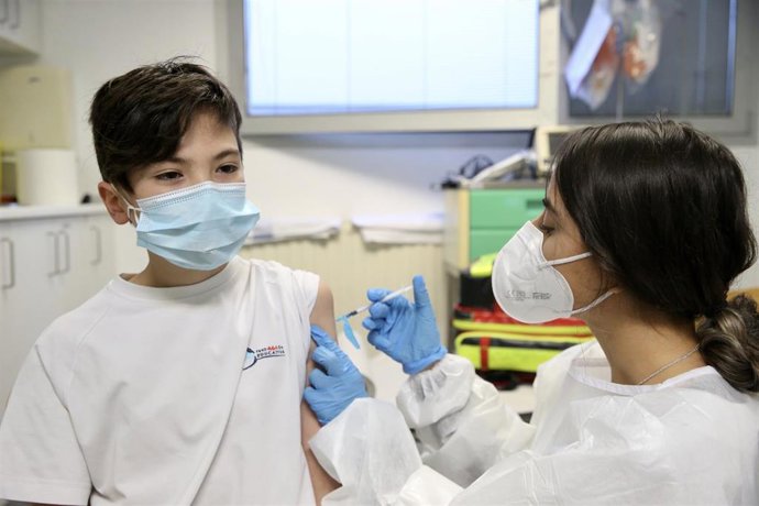 Una sanitaria vacuna contra el Covid a un niño en el centro de salud El Alisal.- Archivo
