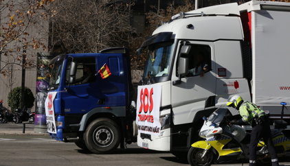 Los transportistas desconvocan el cierre patronal tras llegar a un acuerdo con el Gobierno