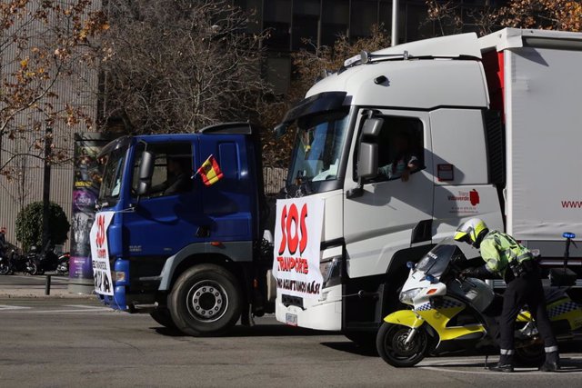 Dos camiones en las inmediaciones de Plaza de Castilla, durante una marcha lenta por las principales vías de Madrid para protestar por los problemas que sufre el sector, a 14 de diciembre de 2021, en Madrid (España). 