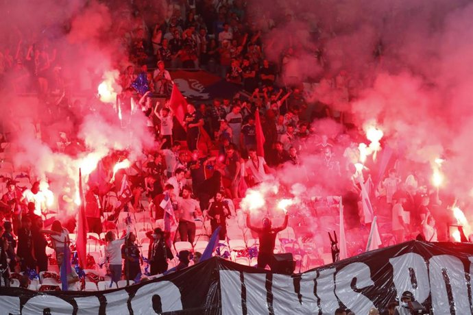 Archivo - Aficionados del Olympique de Lyon en una foto de archivo