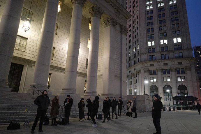 30 November 2021, US, Brooklyn: Members of the public line up outside the Thurgood Marshall US Courthouse for the chance to be granted entry into courtroom where the Ghislaine Maxwell federal trial is being held. Photo: Edna Leshowitz/ZUMA Press Wire/dpa