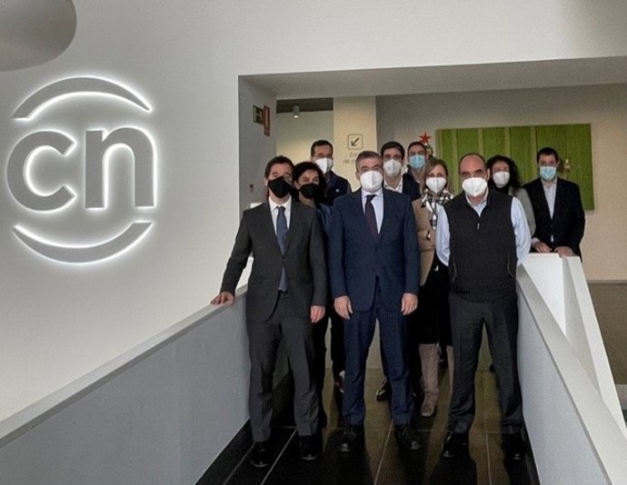 El consejero de Desarrollo Económico y Empresarial, Mikel Irujo, junto al CEO, Benito Jiménez, y el Comité de Dirección de la empresa Congelados de Navarra