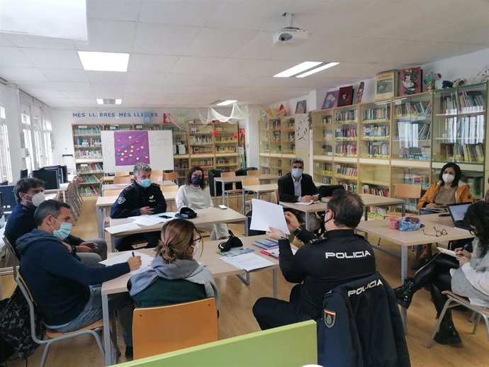 Imagen de la reunión mantenida esta semana para mejorar la convivencia en el barrio de Son Gotleu.