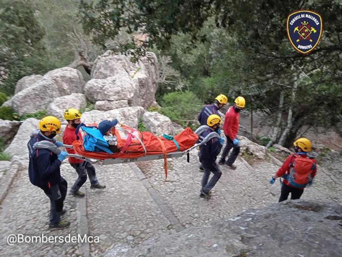 Bomberos de Mallorca, en colaboración con Protección Civil de Escorca, trasladan a la herida.