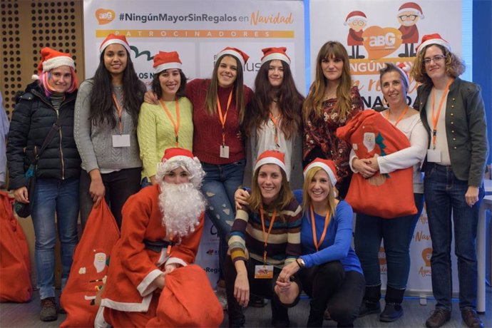 La cantante Rozalén con voluntarios de  la Asociación Benéfica Geriátrica con la que colaboró el pasado año en el reparto de regalos.
