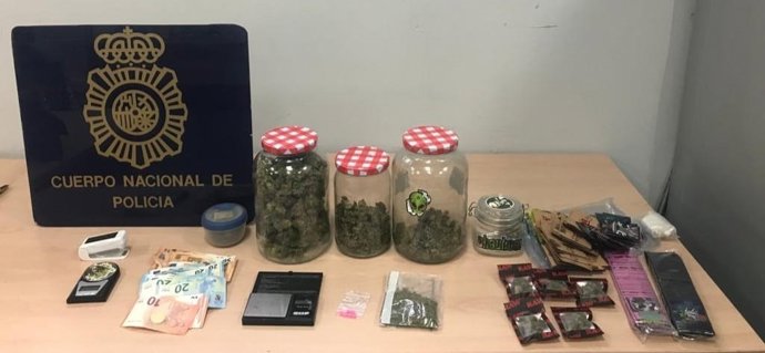 La Policía Nacional detiene a un hombre por vender marihuana en un domicilio de las Delicias (Zaragoza).