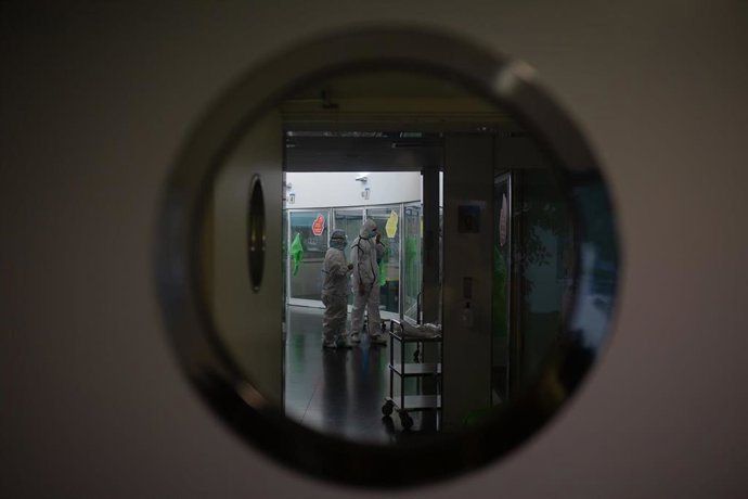 Archivo - Varios sanitarios protegidos en la Unidad de Cuidados Intensivos UCI- del Hospital del Mar, en Barcelona